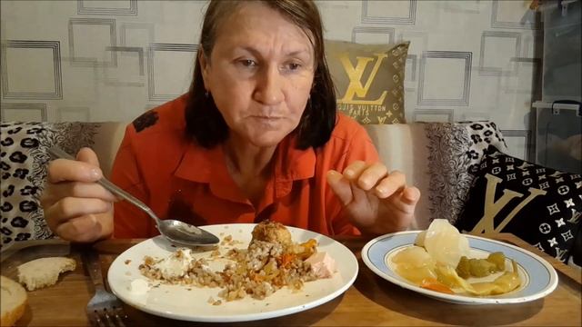MUKBANG Гречка, биточки и соленья Поговорим о людях с ограниченным умом смотреть онлайн