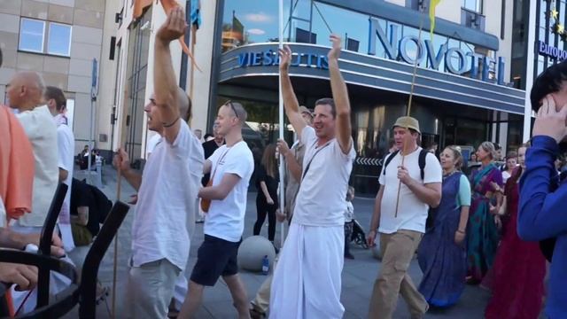 Прогулка в центре в воскресенье.Музыка везде. Vilnius. EU. Cities,people. смотреть онлайн
