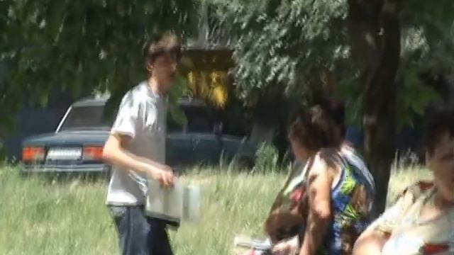 Палатки во дворе.avi смотреть онлайн