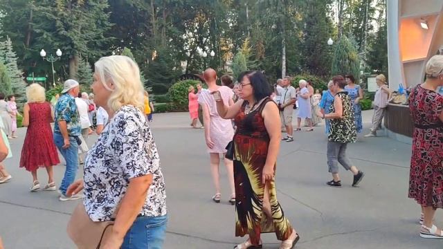 А я узнала интересный момент Танцы в парке Горького Харьков Август 2021 смотреть онлайн