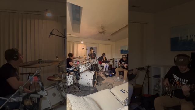 Smells Like Teen Spirit - Nirvana #band #livemusic #nirvana #smellsliketeenspirit #coversong смотреть онлайн