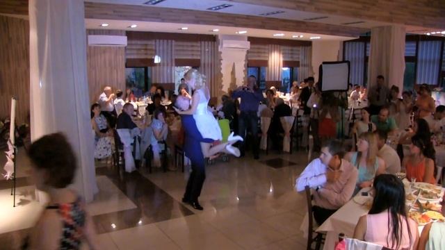 Нежный и очень красивый первый свадебный танец Виктории и Сергея смотреть онлайн