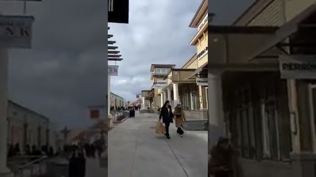 Woodbury Outlet смотреть онлайн