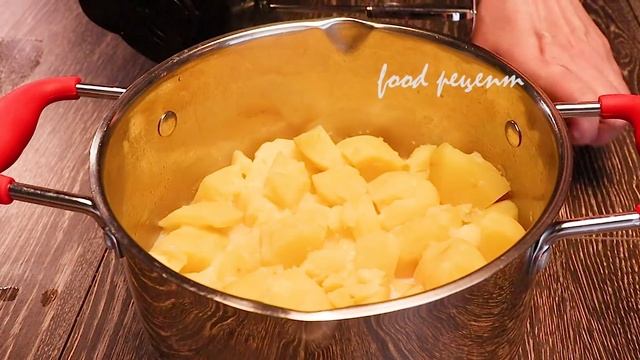 СЕКРЕТ идеального ВОЗДУШНОГО картофельного пюре! Рецепт пюре БЕЗ КОМОЧКОВ с молоком и маслом смотреть онлайн