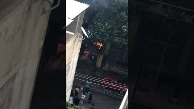 Explosão agora no Maracanã, gás veicular destruiu o Renault Duster saindo da garagem. смотреть онлайн