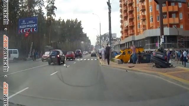 В Ирпене водитель BMW снес остановку и повредил три автомобиля на парковке. ВИДЕО регистратора смотреть онлайн