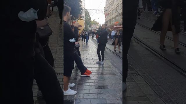 شاب تركي رائع بيعزف علي المزمار Amazing Turkish guy playing hole flute At Istiklal St Istanbul смотреть онлайн
