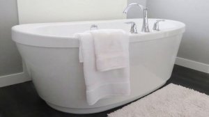 Заполнение ванны - звук стремительной воды для сна