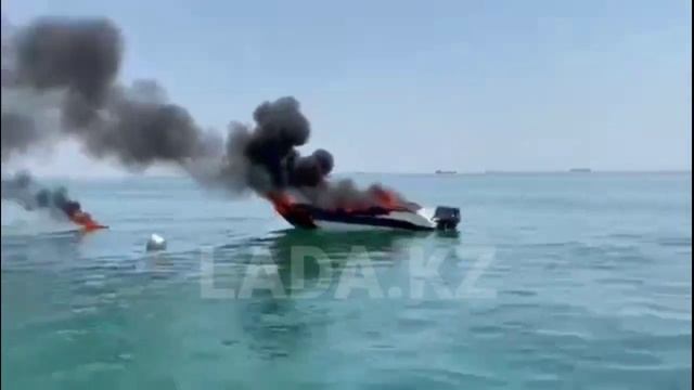 Катер загорелся в море на побережье Актау смотреть онлайн