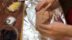 КУРИНЫЙ РУЛЕТ с ЧЕРНОСЛИВОМ / ВКУСНЕЙШИЙ УЖИН / РУЛЕТИК из КУРИНОЙ ГРУДКИ ЗАПЕЧЕНЫЙ в ДУХОВКЕ