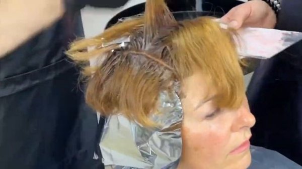 Колорирование волос красителем Color Vivo от итальянского бренда KEZY.