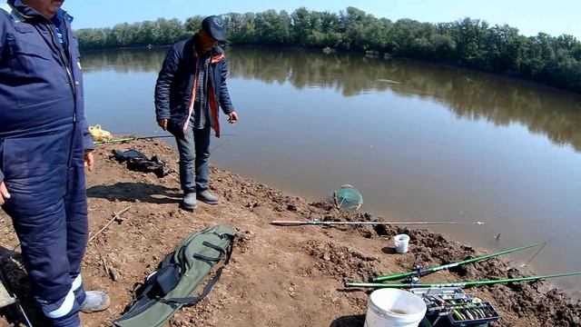 РЫБАЛКА НА РЕКЕ УРАЛ. ПЕРЕД ЗАПРЕТОМ НАЛОВИЛИ ВСЯКОЙ РЫБЫ МАЙ 2023 смотреть онлайн