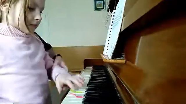 Моя сестра вчиться їхати на піаніно смотреть онлайн