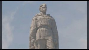 Стоит над горою Алёша