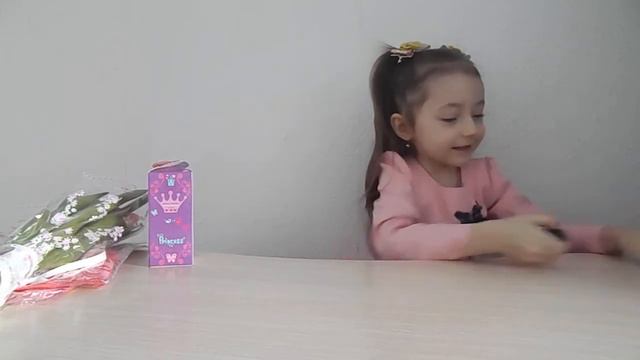 Каролина открывает подарки на 8 марта. смотреть онлайн