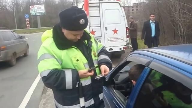 Ментовской беспредел ДПС Самара, остановили и троллят кортеж КПРФ смотреть онлайн