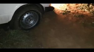 Застряли на жигули. Вытаскиваем авто из ямы