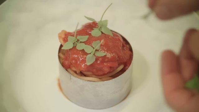 Spaghetti al pomodoro: originale vs. gourmet di Andrea Aprea смотреть онлайн