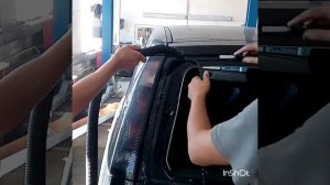 Срезаем стекольный герметик