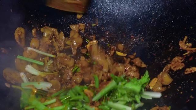 徐三娃推土墙泥巴，刘老九来帮忙，哥俩一起估量堡坎所剩高度【我是徐三娃】