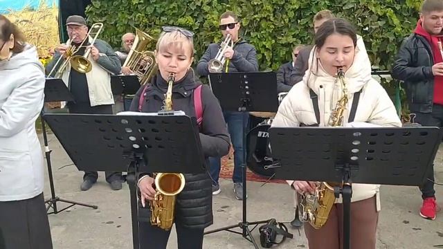 Духовий оркестр "Gard-Band" - "Под небом Парижа" смотреть онлайн