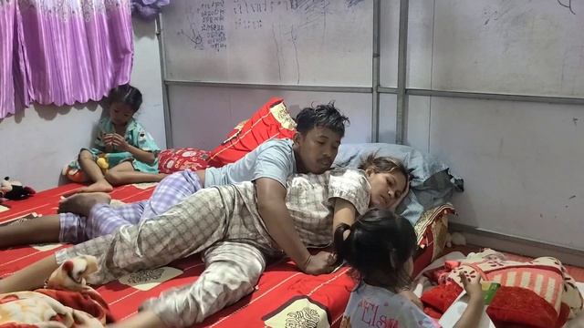 Sweet and happy couple with a small family and children смотреть онлайн