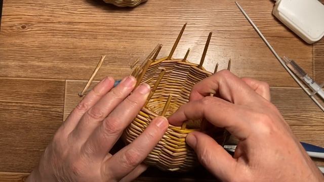 Маленькая КОРЗИНКА с красивой загибкой и РУЧКОЙ - плетение из бумажных трубочек/бумажной лозы. смотреть онлайн