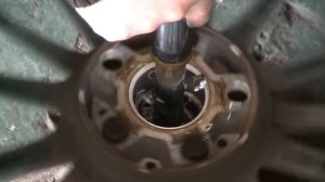 Как расточить центральное отверстие, на литье в гараже.