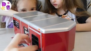Прицеп для перевозки лошадей с лошадью и жеребенком фирмы TOMY