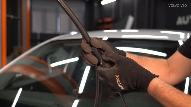 Kaip pakeisti valytuvai VOLVO V50 1 (P12) [AUTODOC PAMOKA] смотреть онлайн