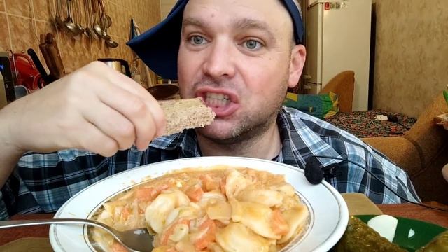 МУКБАНГ тушёные пельмени / ОБЖОР пельменный