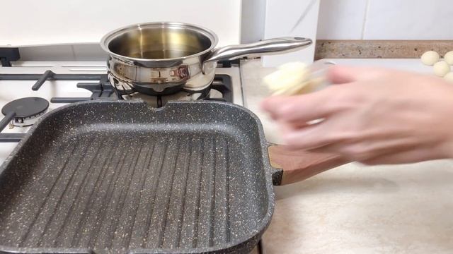 ТЁПЛЫЙ САЛАТ С СЫРНЫМИ ШАРИКАМИ И ГРУШЕЙ. Новогоднее меню 2022 смотреть онлайн