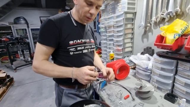 КАК ПРАВИЛЬНО СТАВИТЬ САЛЬНИКИ НА ВОДОМЕТНОЙ НАСАДКЕ? Замена шпилек сборка помпы. Разборка и сборка смотреть онлайн