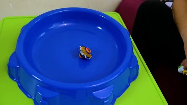 Infinity Nado BeyBlade Мега Игра Air Fist и Delver Mecha VS Night Owl и Razer Orochi Игра сын и пап смотреть онлайн