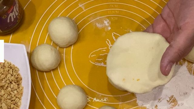 Порционный пирог с шоколадом и орехами. Воздушное тесто с кефиром смотреть онлайн