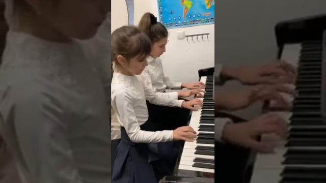 ,,Голубой вагон,, В.Шаинский (Айибова Севиль, 11 лет/ Пэдурару Кэтэлина, 9 лет) смотреть онлайн