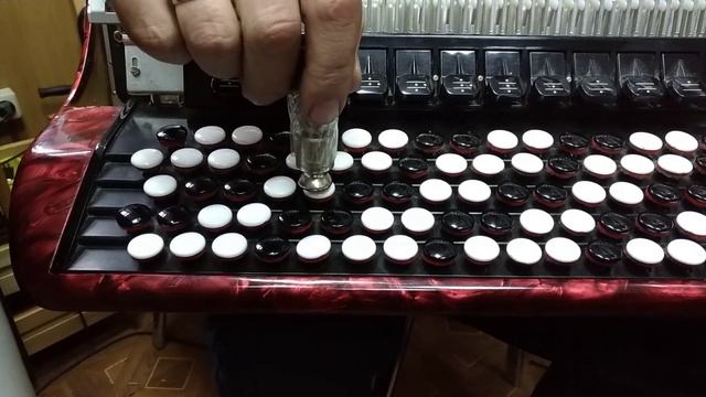 Тестирование силы пружин кнопочного аккордеона Weltmeister Grandina. смотреть онлайн