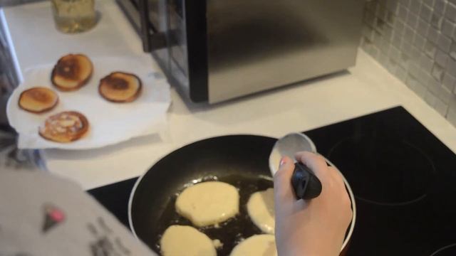 Готовим оладушки. Мы маленькие повара, любим вкусно покушать! Алиса готовит. смотреть онлайн
