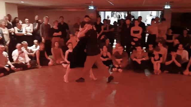 Maria Filali et Octavio Fernandez
- Milonga El Garron - 1/5 : "Esta noche al pasar" - Pedro Laurenz смотреть онлайн
