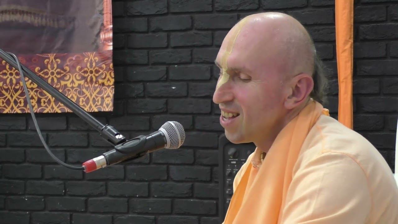 ЕС Адхокшаджа Свами.  Киртан посе лекции.  Нрисимха пранама