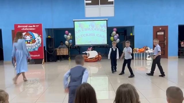 Танец с игрушками на выпускной и парный танец смотреть онлайн