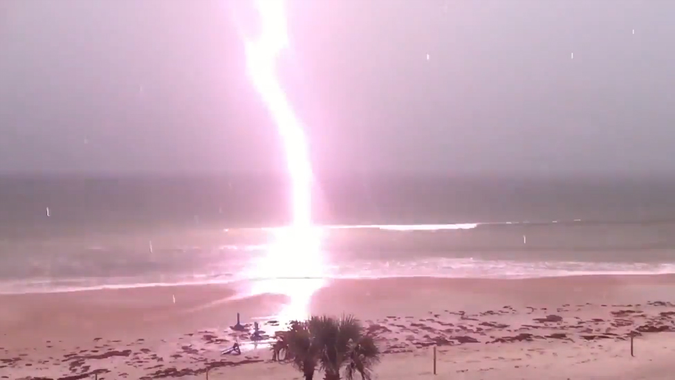 Молния ударила в море смотреть онлайн