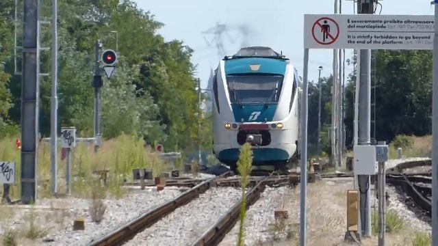 Stazione di Montebelluna, arrivo del Minuetto diesel da Treviso a Montebelluna смотреть онлайн