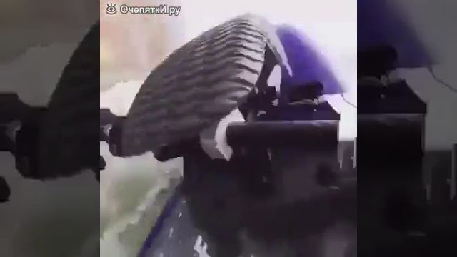 Гидроцикл против грузовова корабля смотреть онлайн