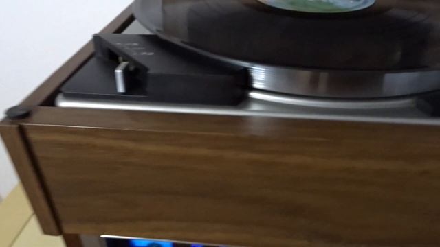 Sony 230 Vintage Idler Drive Turntable Demo Playing Van Morrison - Bulbs смотреть онлайн