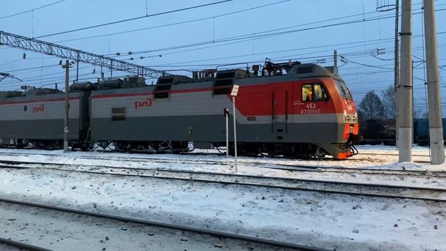 Впервые! Не отправился! Электровоз 2ЭС5К-453 на станции Данилов. смотреть онлайн