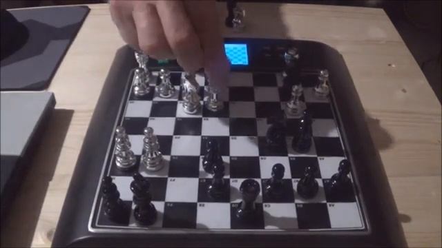 Chess Genius pro gegen Sargon V und W Chess смотреть онлайн