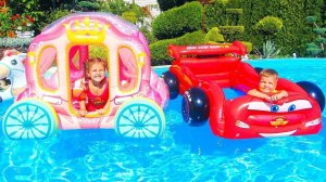 Милана и папа играют с водой.