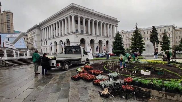 Коммунальное хозяйство. На Майдане Незалежности разбивают красивую и разноцветную цветочную клумбу. смотреть онлайн