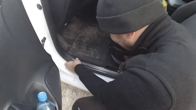 Оклейка порогов защитной пленкой на Киа Рио. Купил наклейку на пороги с АлиЭкспресс. Kia Rio. смотреть онлайн